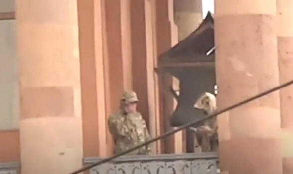 Снайперы на крыше здания Правительства РА (видео)